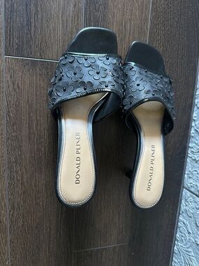 Donald J. Pliner Black Floral Appliqué Slide Sandals